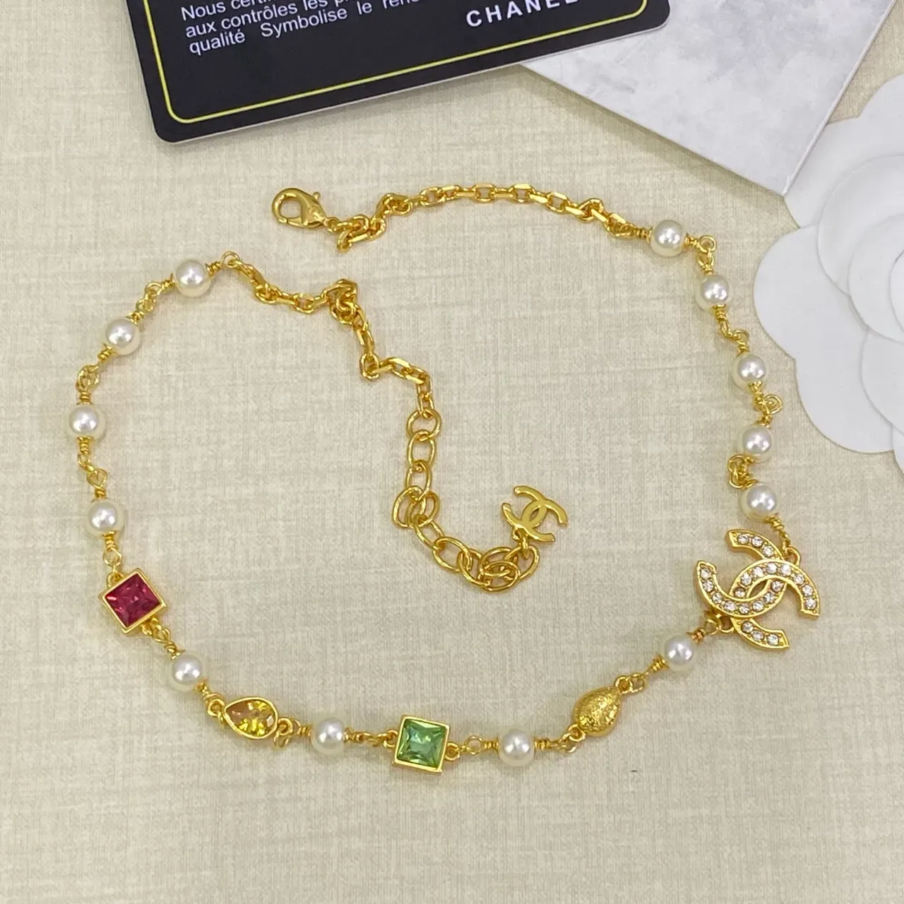 Colar de Corrente Chanel com Pérolas e Gemas Logo CC 3