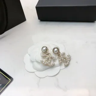 Chanel 珍珠镶嵌 Interlocking CC Logo 垂坠耳环