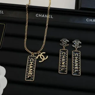 Chanel आयताकार लॉगो पेंडेंट ब्लैक गोल्ड कर्ब चेन इनेमेल नेकलेस