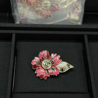 Chanel rojo rosa esmaltado floral CC Logo Centerpiece broche