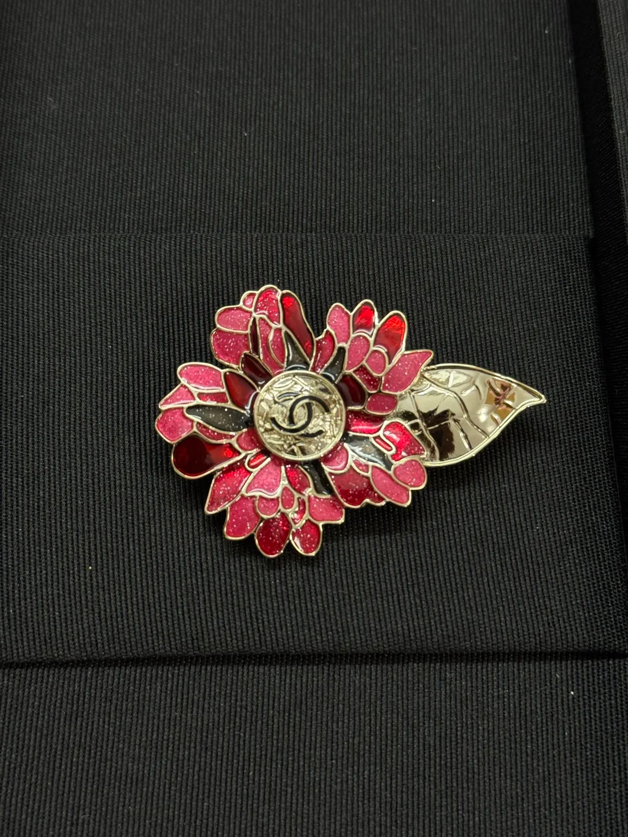 Chanel vermelho rosa esmalte floral CC Logo Centerpiece broche 2