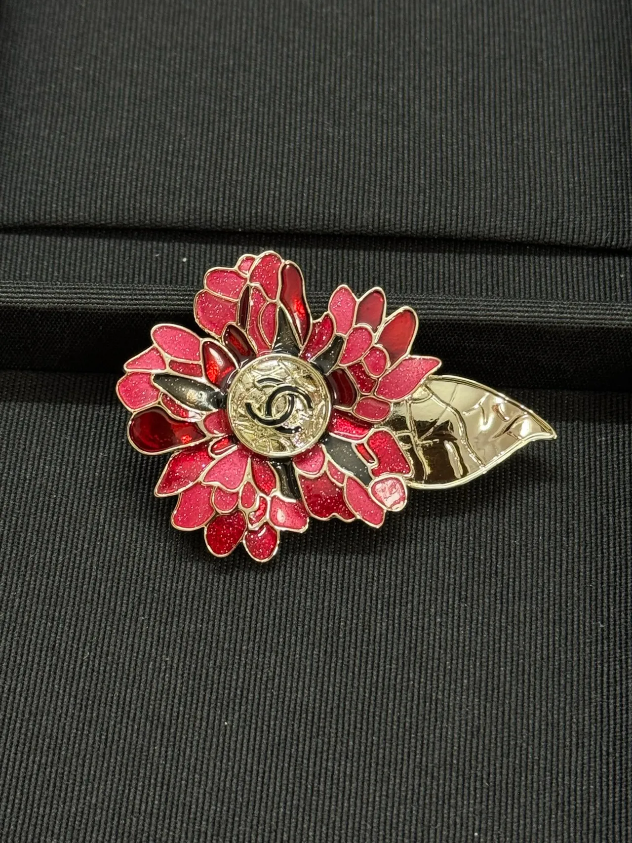 Chanel vermelho rosa esmalte floral CC Logo Centerpiece broche 3