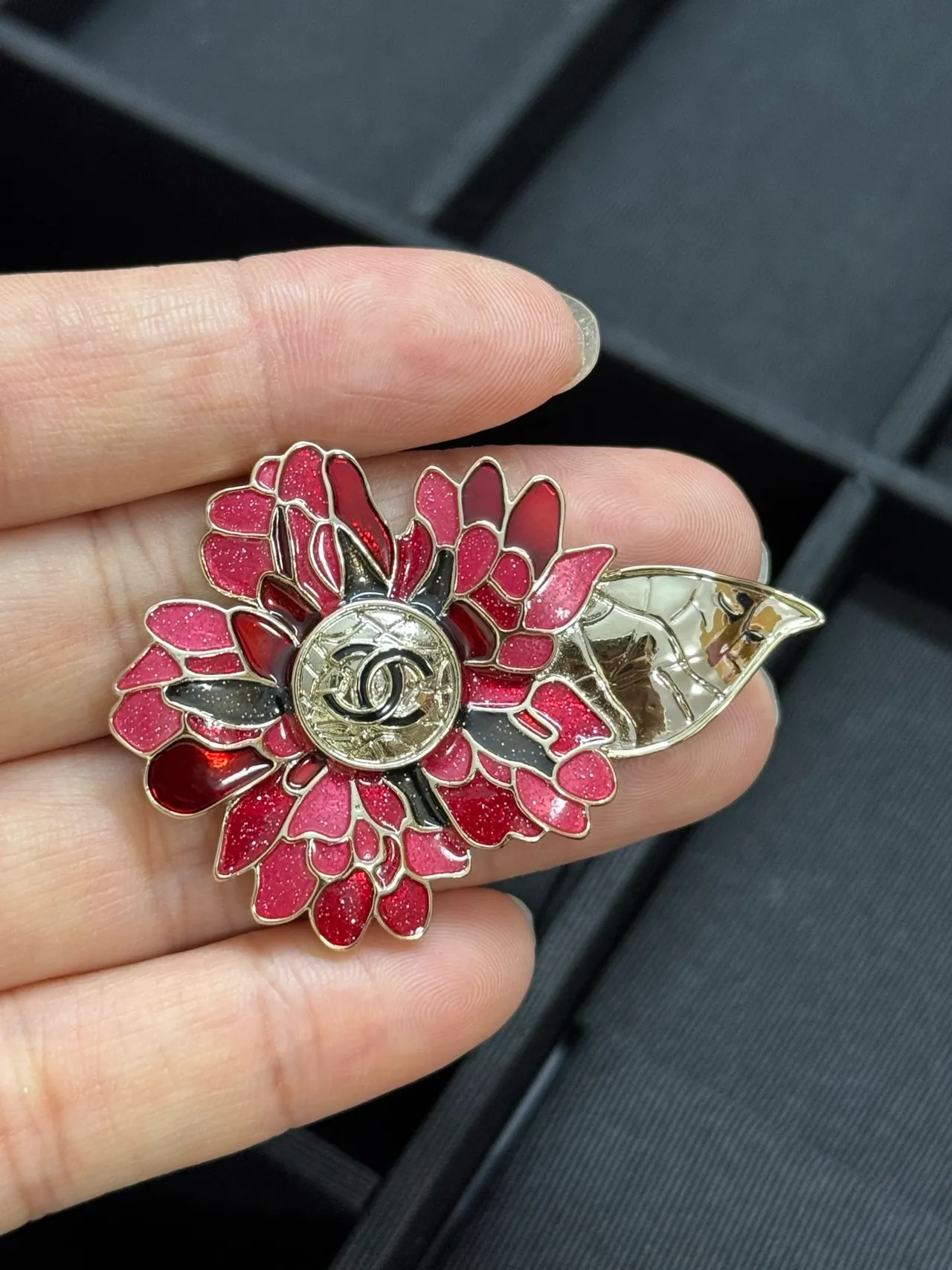 Chanel vermelho rosa esmalte floral CC Logo Centerpiece broche 4