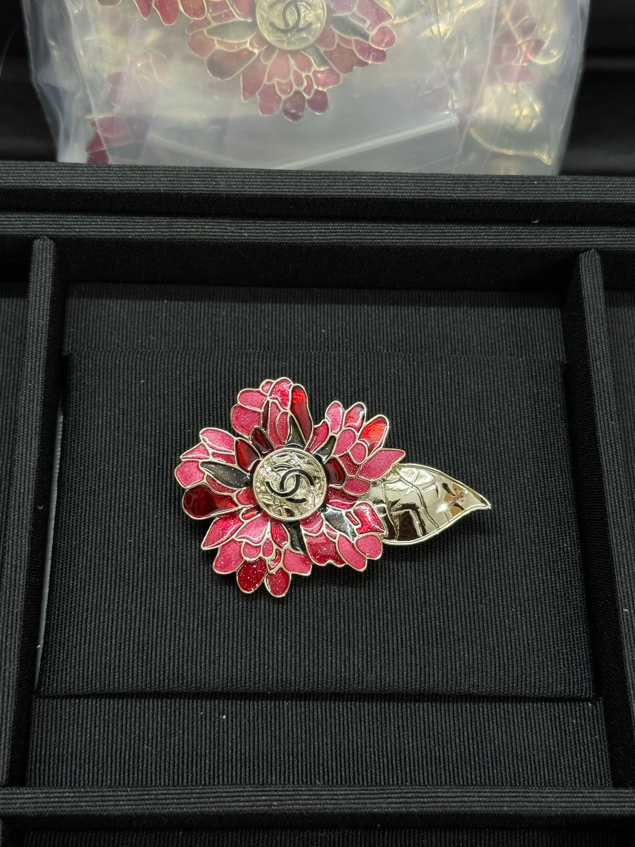 Chanel vermelho rosa esmalte floral CC Logo Centerpiece broche 6