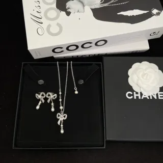 Chanel चांदी सफेद पतंगाघूंघरिया पैटर्न मोती बूंद लटकन हार