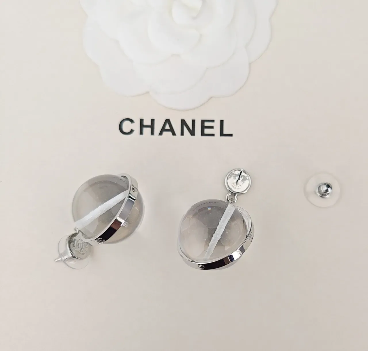 Chanel 球形透明树脂银调金属耳钉 2