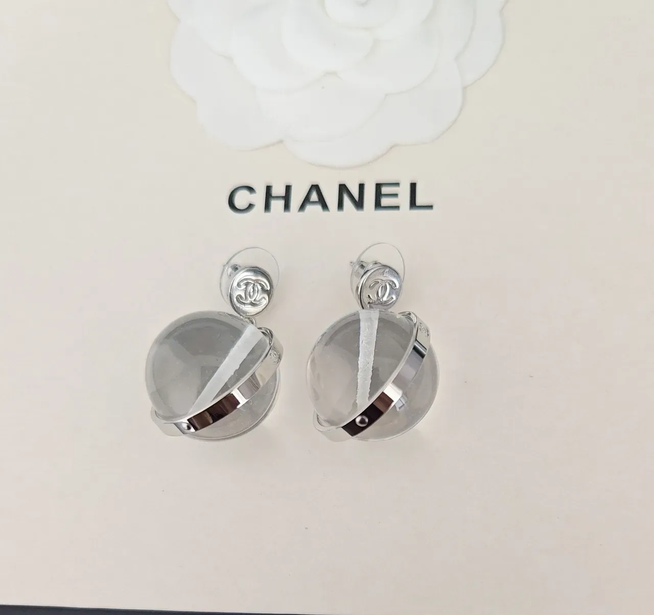 Chanel 球形透明树脂银调金属耳钉 3