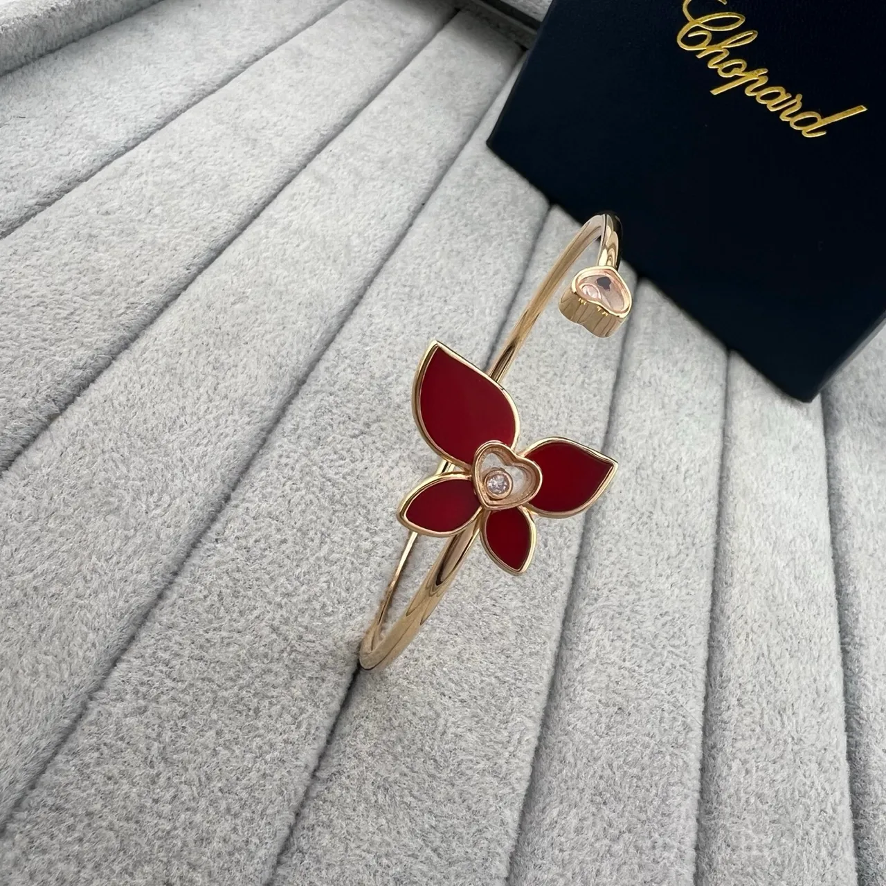 Chopard Bracelet en Or Rouge Motif Floral Émaillé en Forme de Cœur avec Accent de Diamant 2