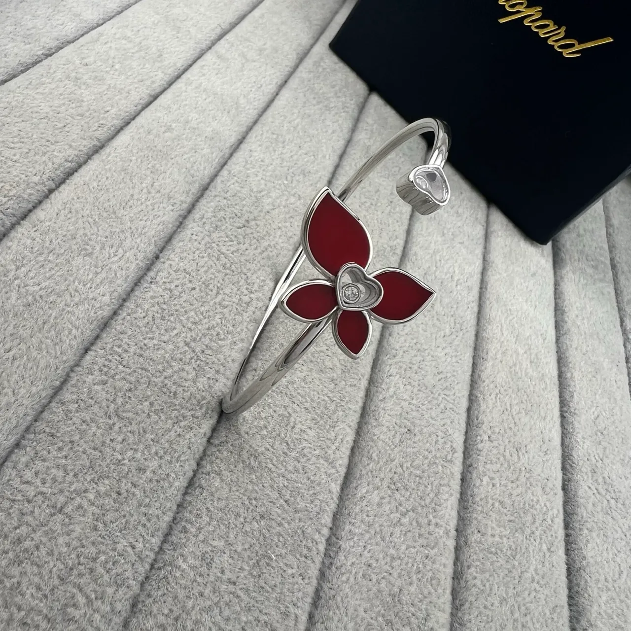 Chopard Bracelet en Or Rouge Motif Floral Émaillé en Forme de Cœur avec Accent de Diamant 3