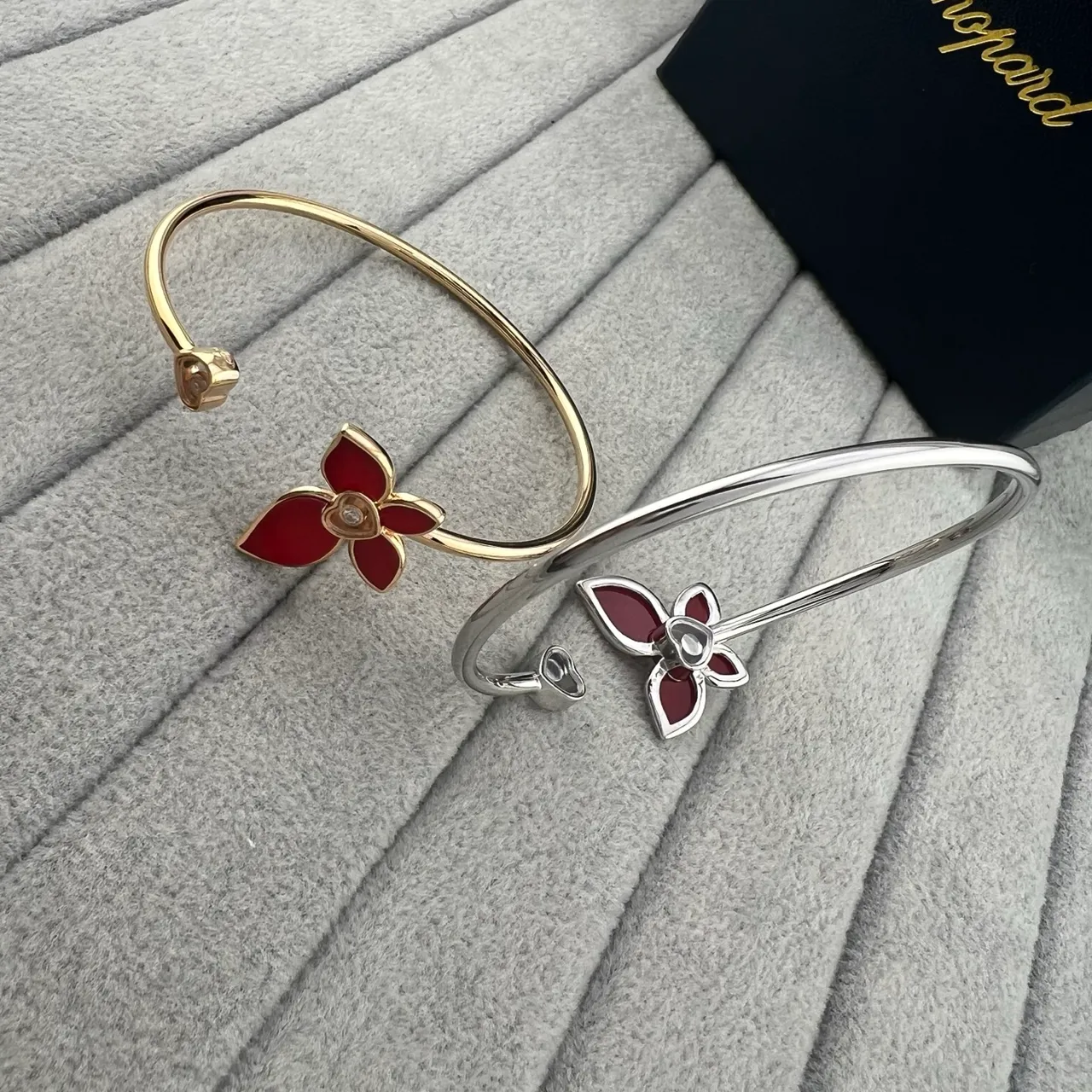 Chopard Bracelet en Or Rouge Motif Floral Émaillé en Forme de Cœur avec Accent de Diamant 4