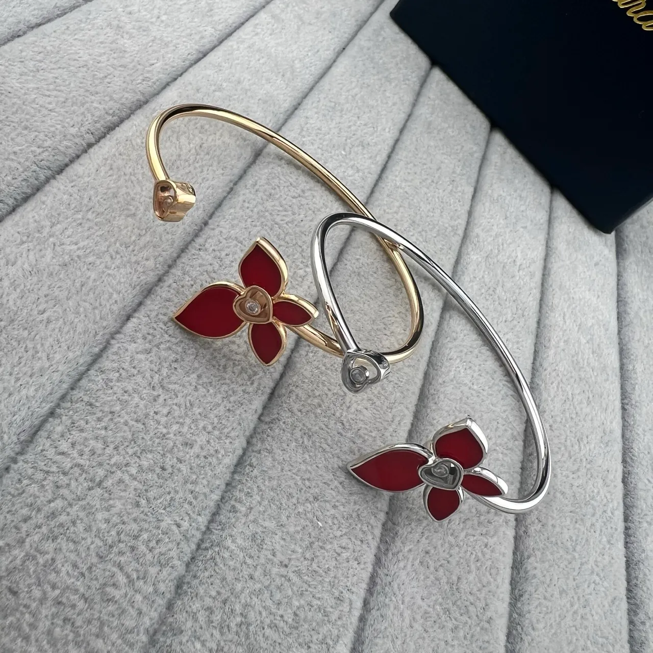 Chopard Bracelet en Or Rouge Motif Floral Émaillé en Forme de Cœur avec Accent de Diamant 5