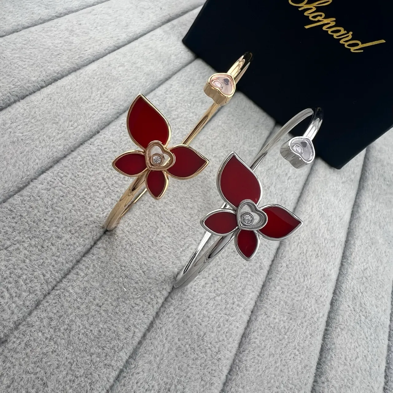 Chopard Bracelet en Or Rouge Motif Floral Émaillé en Forme de Cœur avec Accent de Diamant 7
