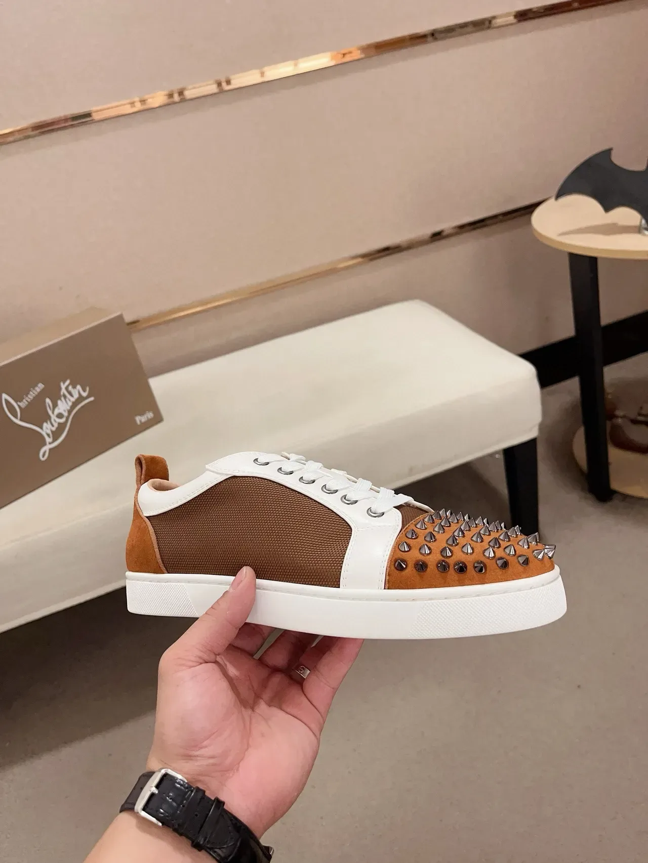 Christian Louboutin Marron Blanc Doigt à picots Daim et Maille Supérieure Sneakers Lifestyle 4