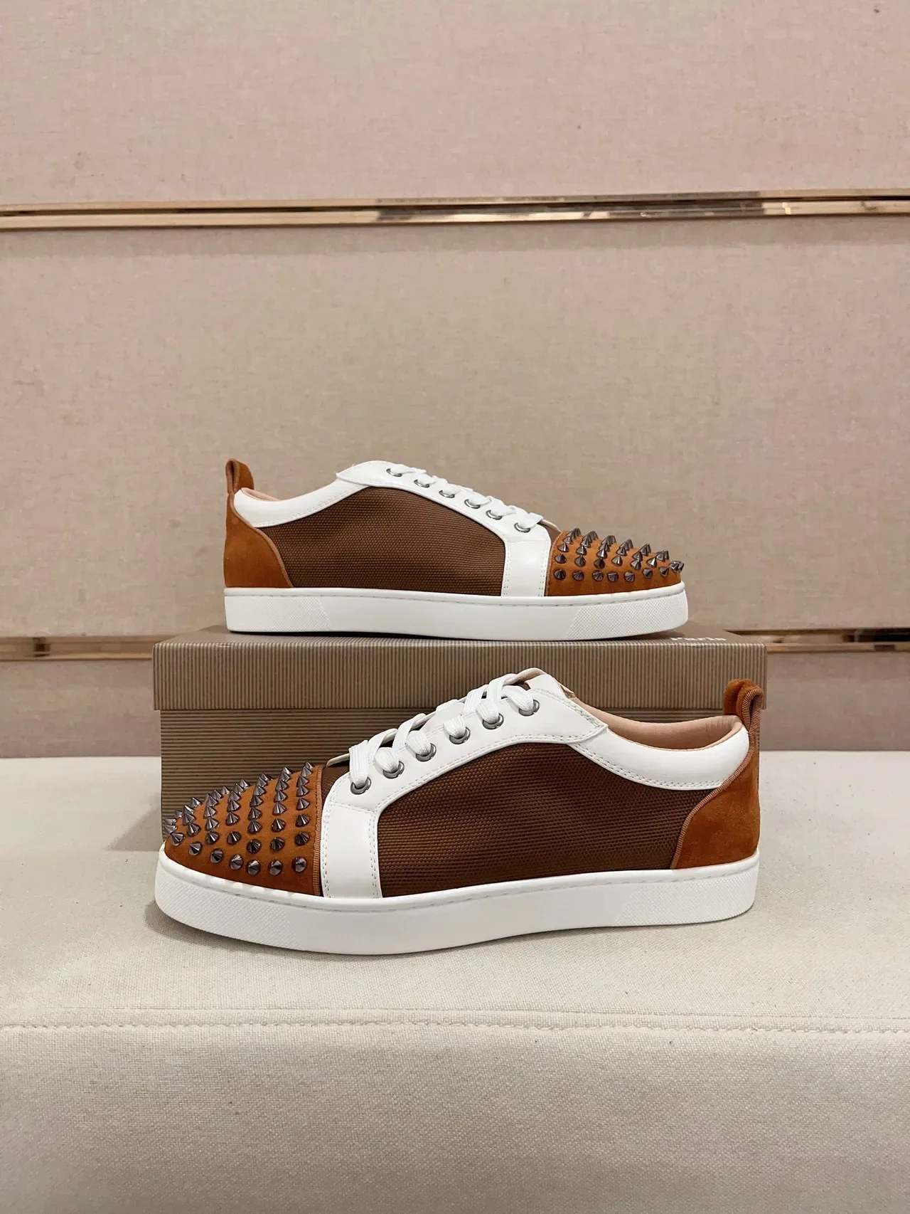 Christian Louboutin Marron Blanc Doigt à picots Daim et Maille Supérieure Sneakers Lifestyle 7