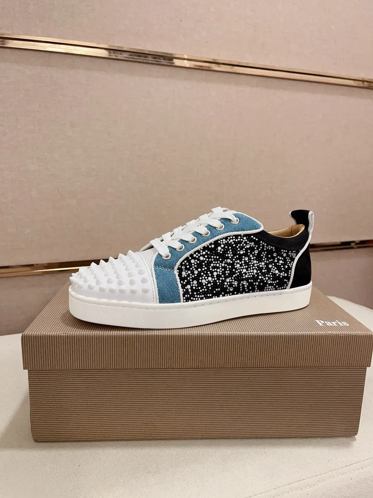 Christian Louboutin Lou Spikes Sneakers lifestyle multicolores ornés de cristaux 1