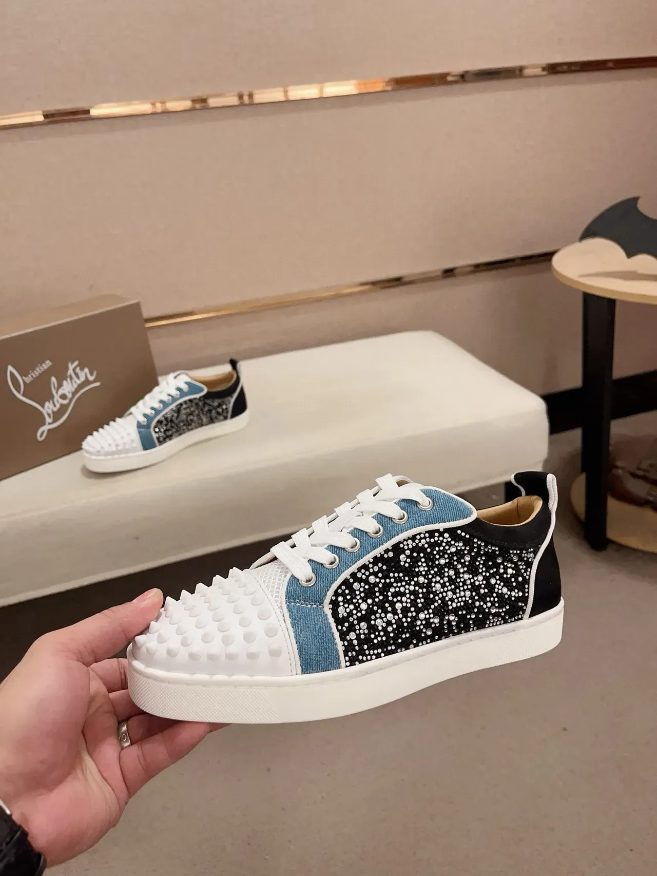 Christian Louboutin Lou Spikes Sneakers lifestyle multicolores ornés de cristaux 4