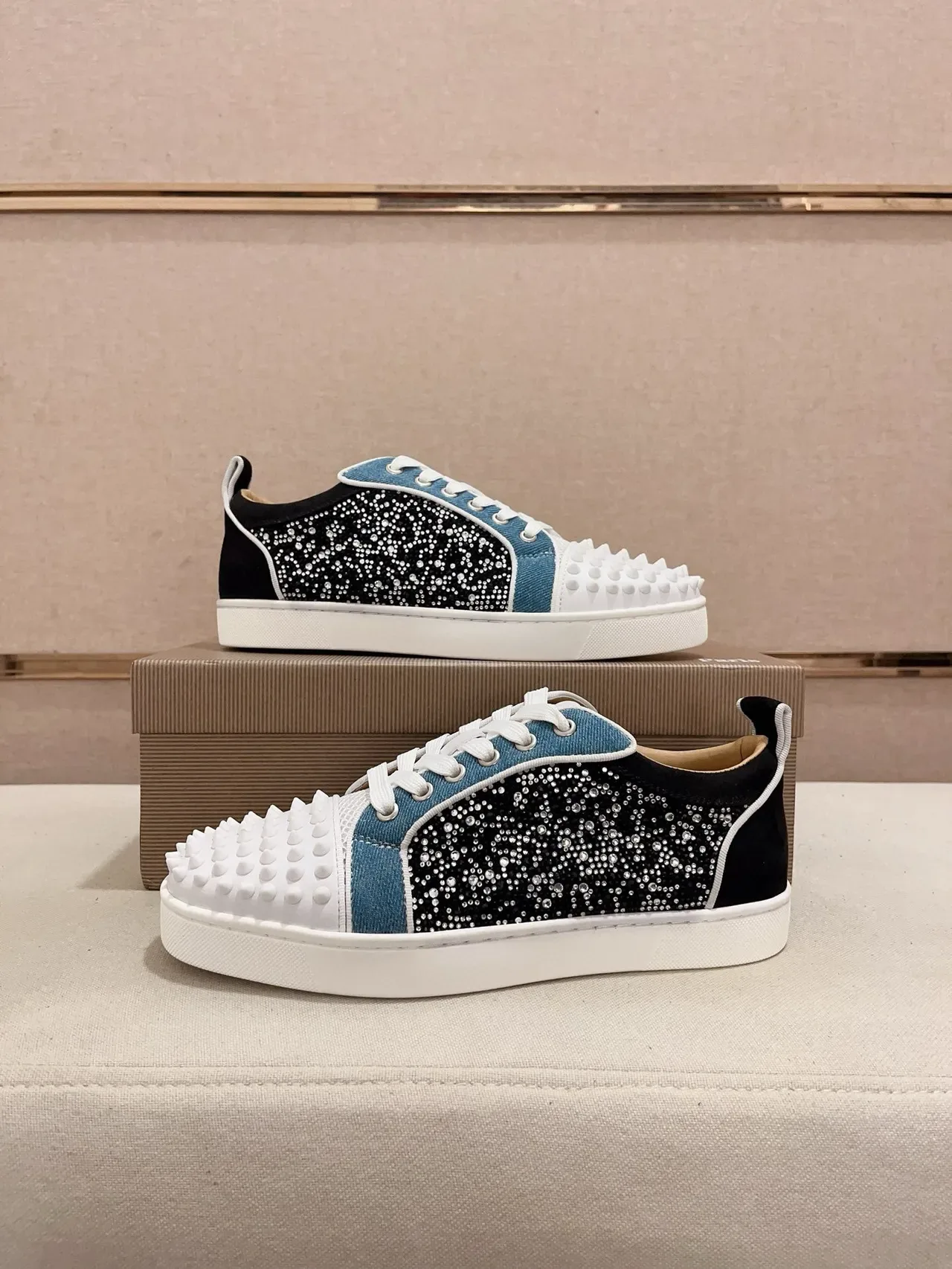 Christian Louboutin Lou Spikes Sneakers lifestyle multicolores ornés de cristaux 8