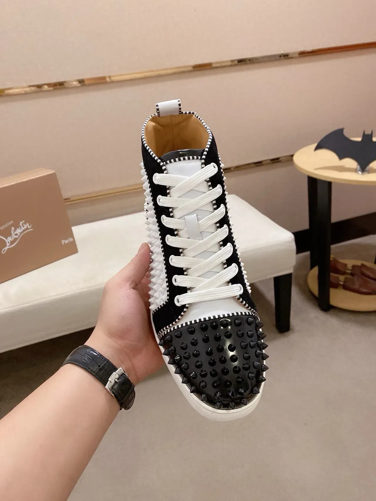 Christian Louboutin Spike sneaker lifestyle noir et blanc clouté haut 2