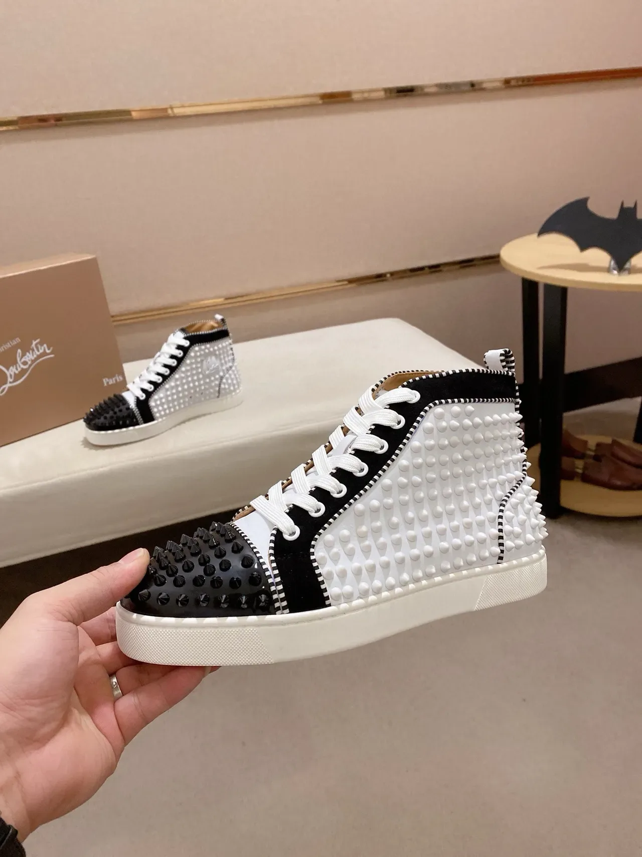 Christian Louboutin Spike sneaker lifestyle noir et blanc clouté haut 3