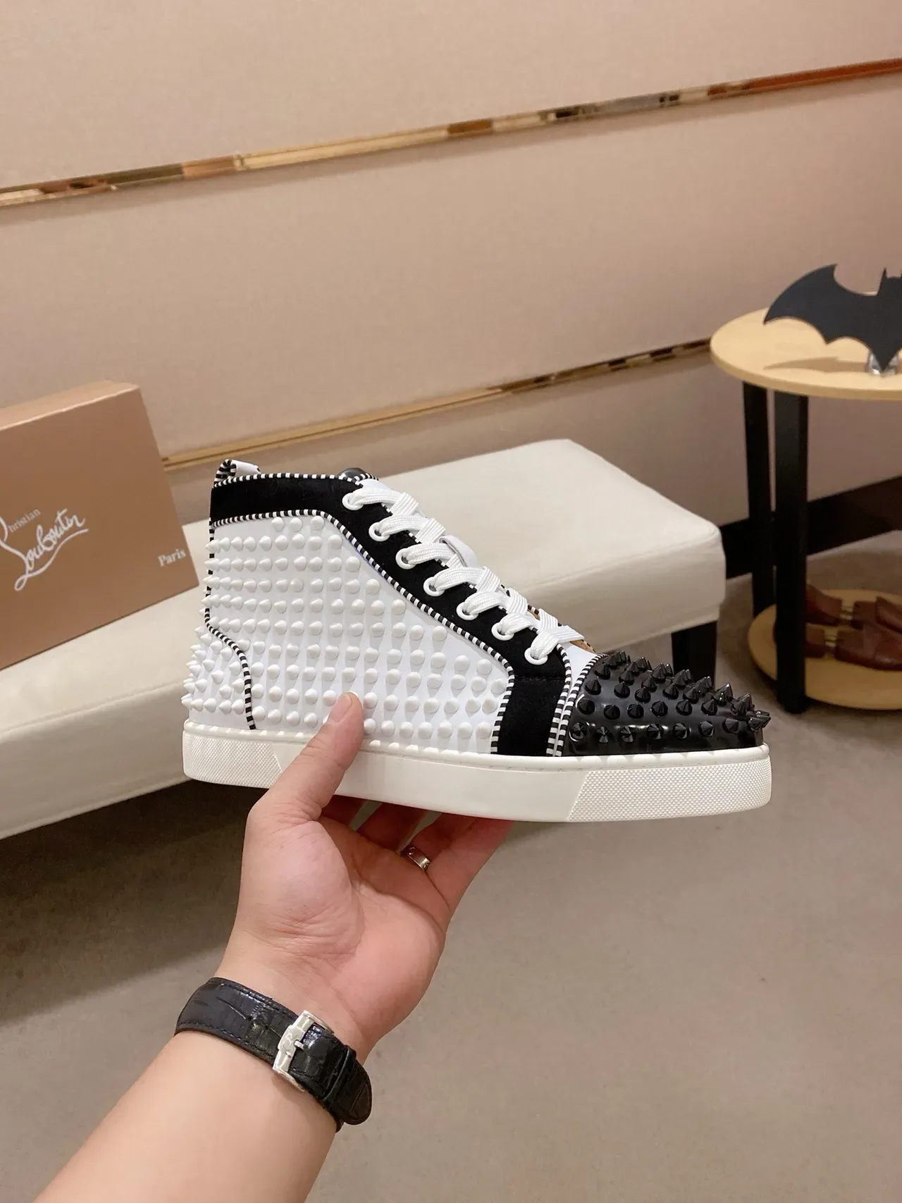 Christian Louboutin Spike sneaker lifestyle noir et blanc clouté haut 4