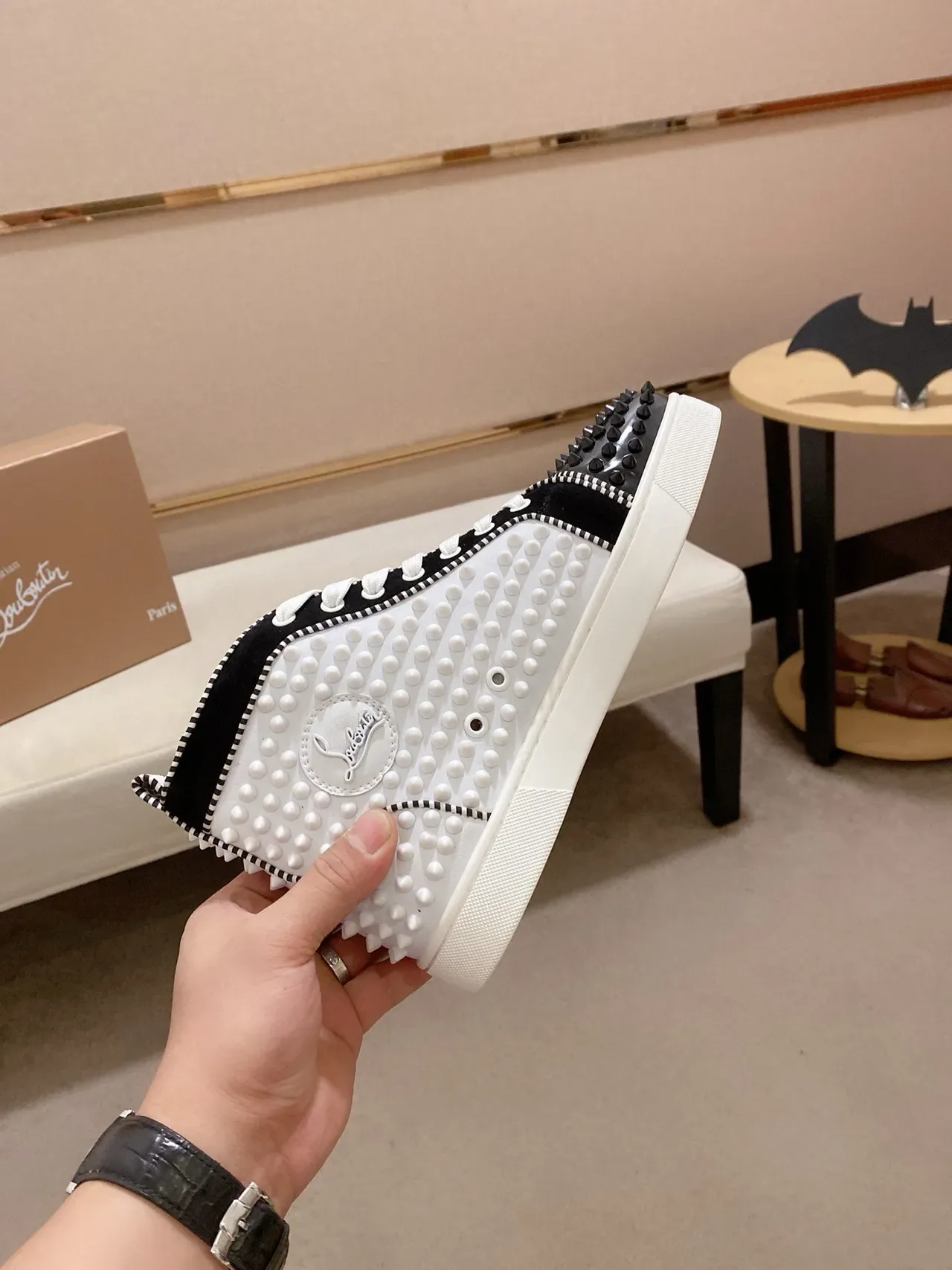 Christian Louboutin Spike sneaker lifestyle noir et blanc clouté haut 5