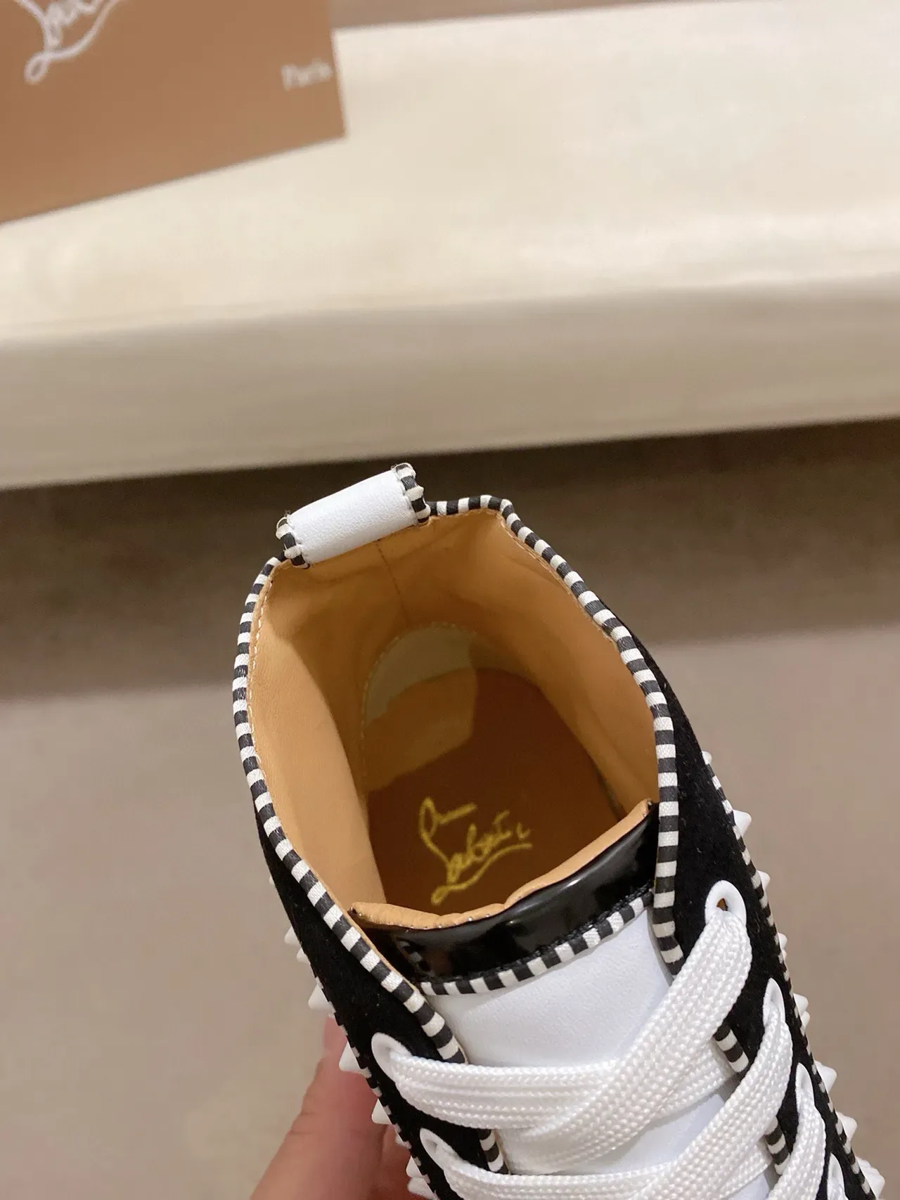 Christian Louboutin Spike sneaker lifestyle noir et blanc clouté haut 6