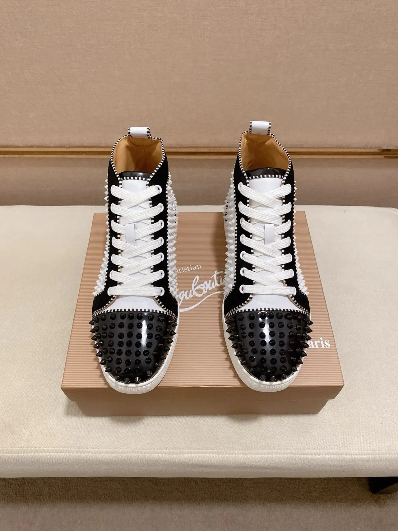 Christian Louboutin Spike sneaker lifestyle noir et blanc clouté haut 7