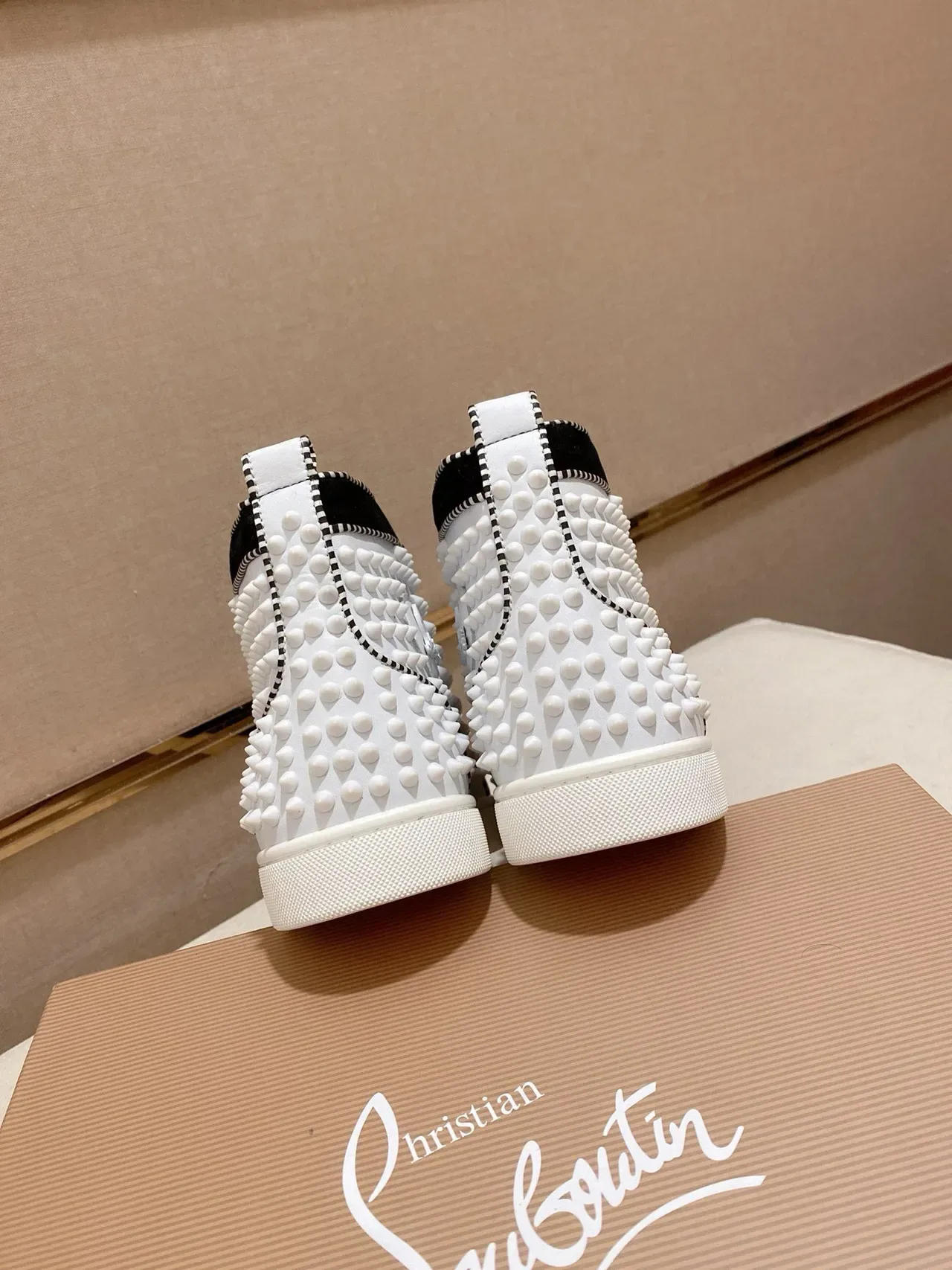 Christian Louboutin Spike sneaker lifestyle noir et blanc clouté haut 8