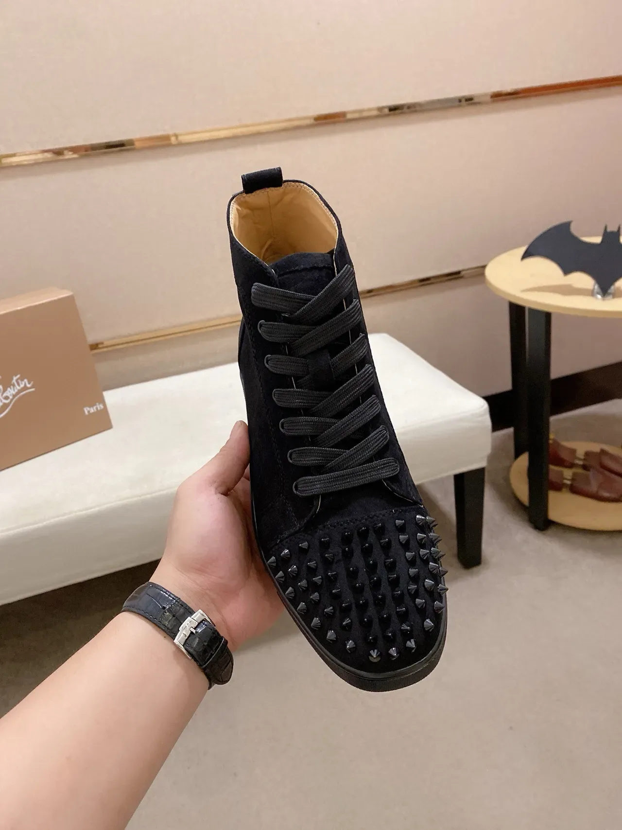 Christian Louboutin Spike Chaussure lifestyle en daim noir à bout clouté 2