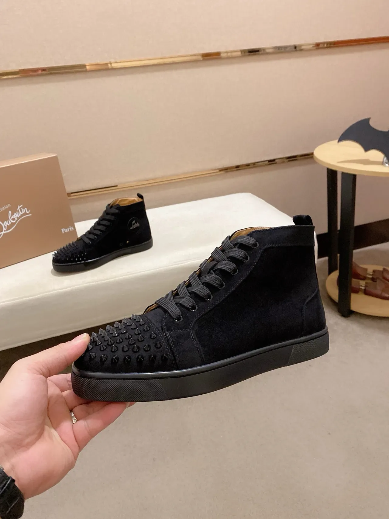 Christian Louboutin Spike Chaussure lifestyle en daim noir à bout clouté 3
