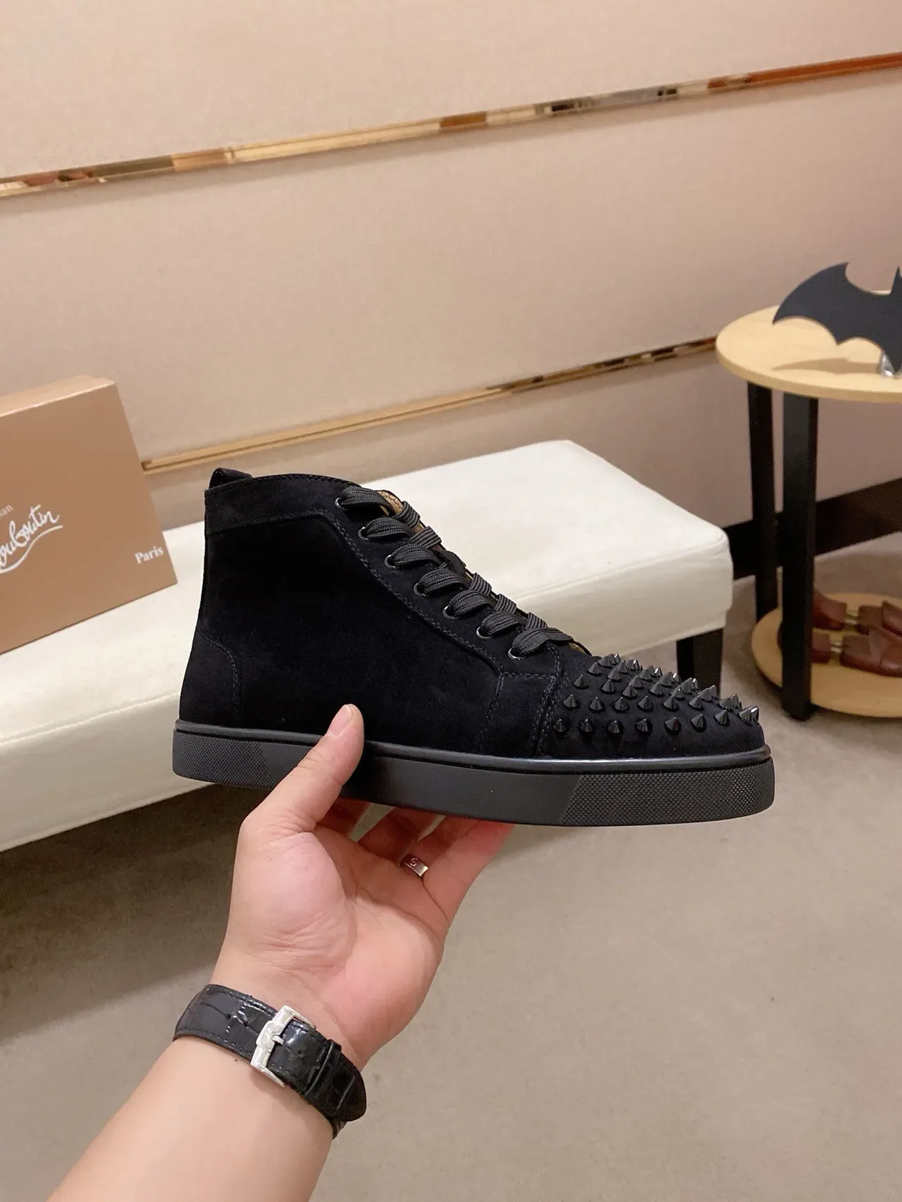 Christian Louboutin Spike Chaussure lifestyle en daim noir à bout clouté 4