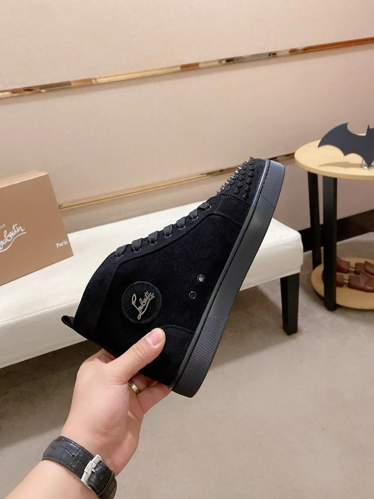 Christian Louboutin Spike Chaussure lifestyle en daim noir à bout clouté 5