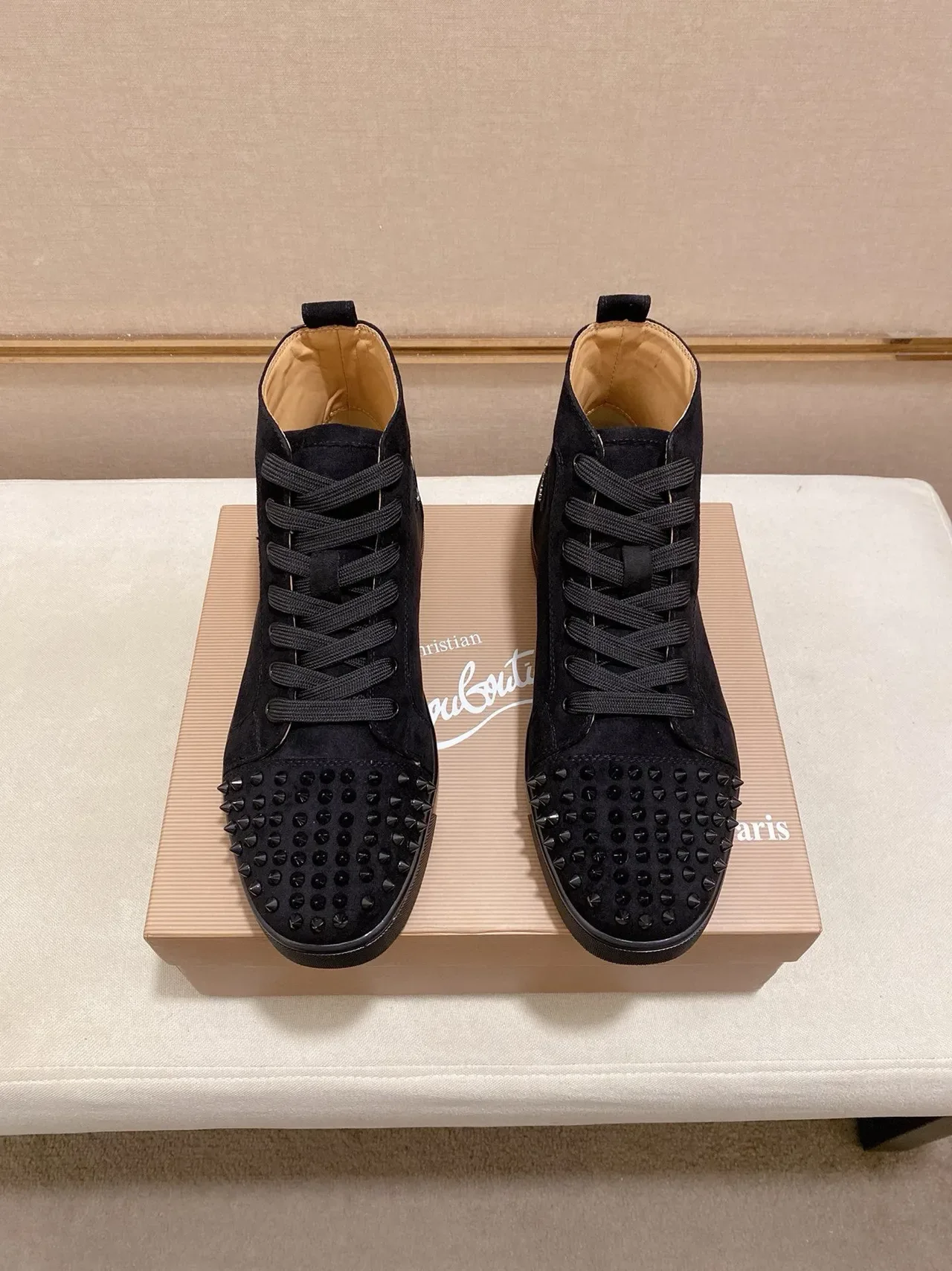 Christian Louboutin Spike Chaussure lifestyle en daim noir à bout clouté 7