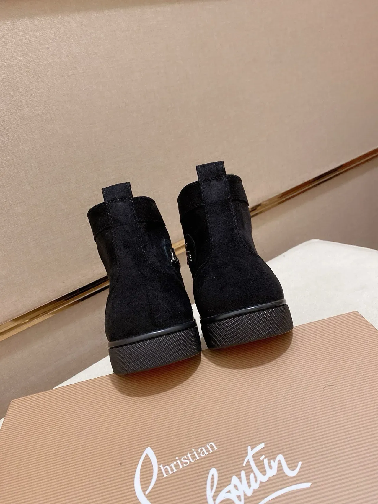 Christian Louboutin Spike Chaussure lifestyle en daim noir à bout clouté 8