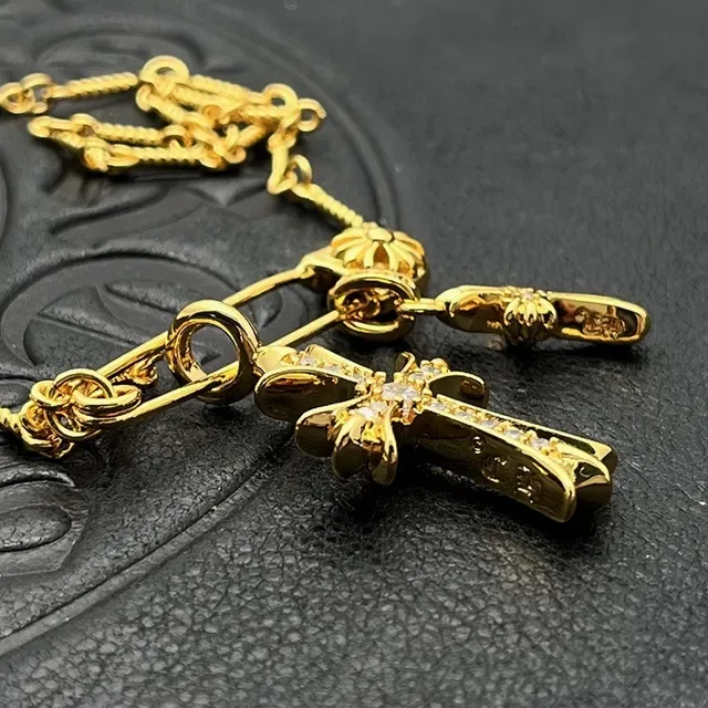 Collar Chrome Hearts Safety Pin Cross en Oro con Broche de Metal Multicolor 7