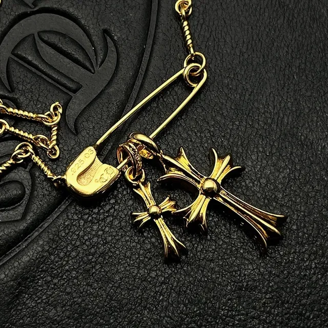 Collar Chrome Hearts Safety Pin Cross en Oro con Broche de Metal Multicolor 8