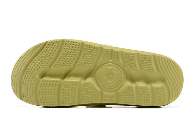 Columbia Duas tiras ajustáveis com fivela Pantufas pretas 13