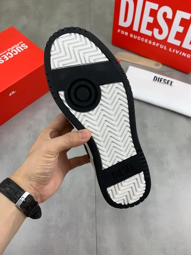 Diesel Sneakers Lifestyle Preto Branco Contraste Perfurado na ponta 2