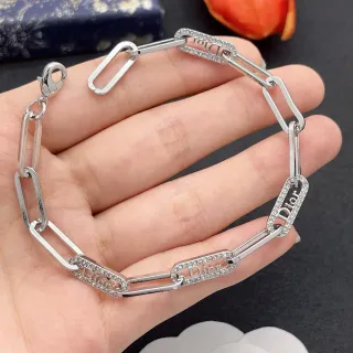 ديور أديكت سوار فضي شفاف سلسلة كليب ورقي بارفيه كريستال