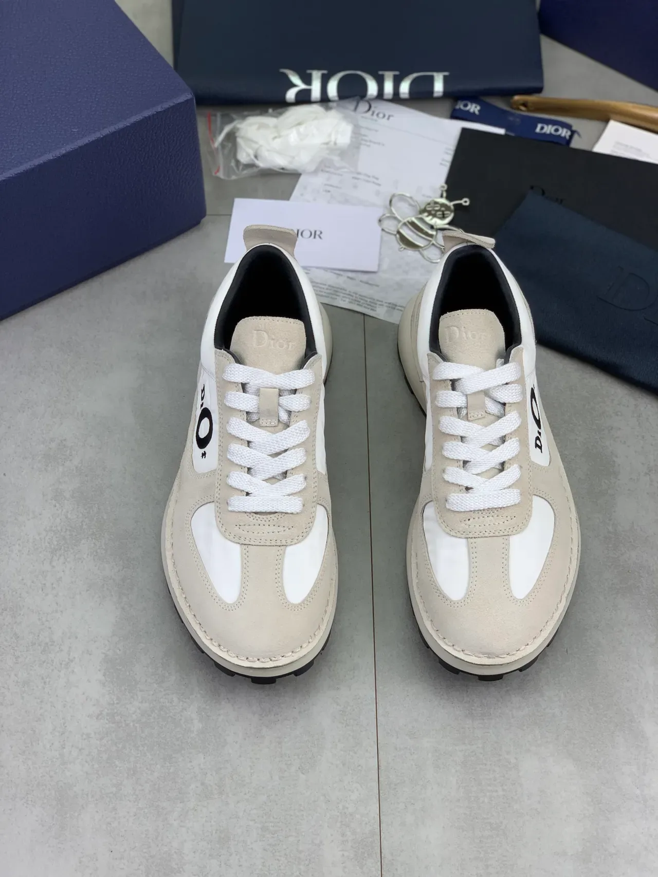 Tênis lifestyle Dior bege branco suede nylon painéis patch logo circular 4