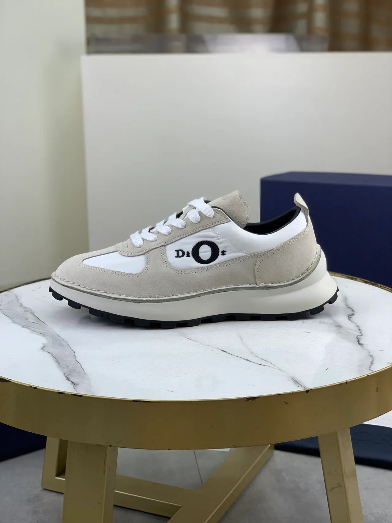 Tênis lifestyle Dior bege branco suede nylon painéis patch logo circular 5