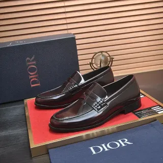 Dior बर्गंडी पेंटेंट लेदर पेनी लोअफर