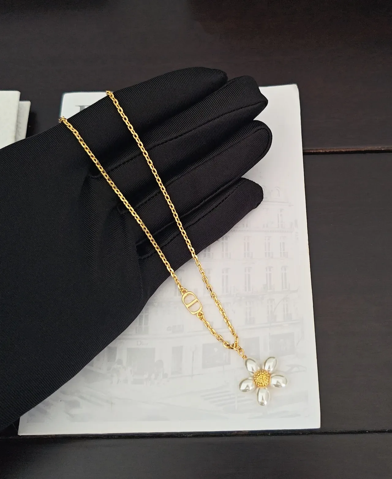 Dior Gold White Chain Flower Pendant Necklace 4