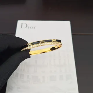 Dior La D de Dior काला एनामेल और गोल्ड-टोन पपड़ी मोटिफ ब्रेसलेट