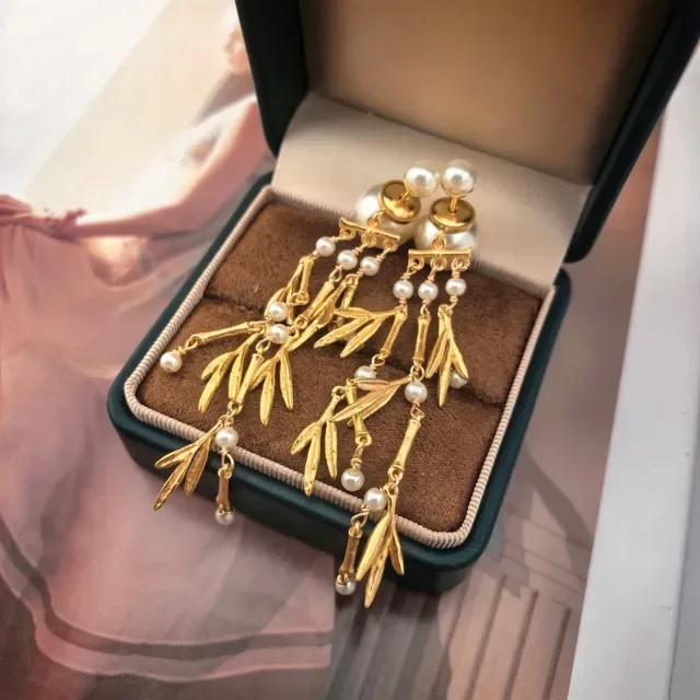 Dior Tribales Boucles d'oreilles en métal doré et perles de résine blanche 2
