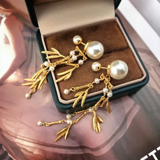 Dior Tribales Boucles d'oreilles en métal doré et perles de résine blanche 3