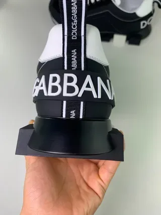 دولشي وغابانا أحذية رياضية سوداء وبيضاء بتصميم لوح غير متماثل وبناء نعل منحوت ثخين لنمط الحياة 7