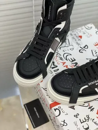 Dolce & Gabbana Preto Branco Tênis Lifestyle de Cano Alto Assimétrico com Alça 8