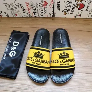 Dolce & Gabbana صندل صفراء وسوداء بتصميم التاج مع حزام