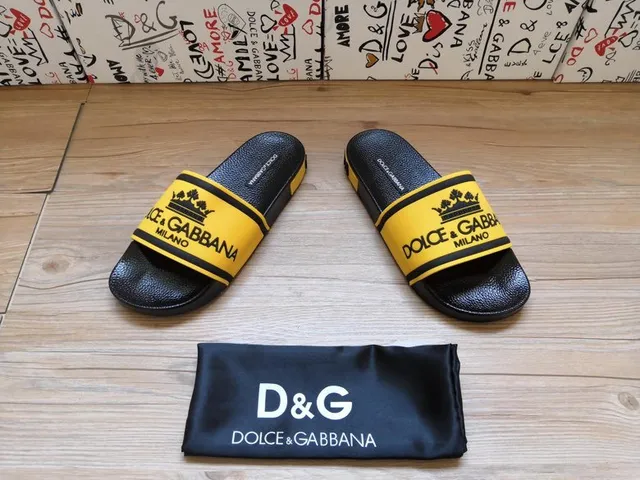 Dolce & Gabbana صندل صفراء وسوداء بتصميم التاج مع حزام 2